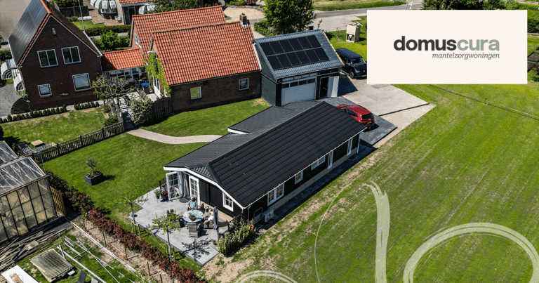 Bovenaanzicht van een mantelzorgwoning naast een hoofdwoning